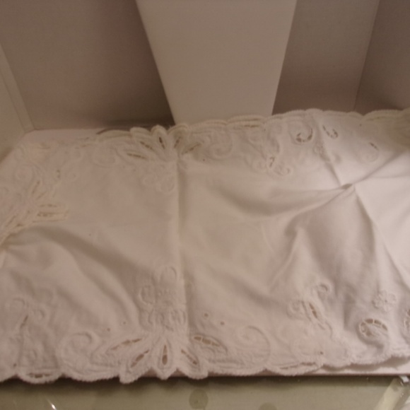 VINTAGE EMBROIDERED TABLE RUNNER AND NAPKINS J44-9 - Picture 2 of 6